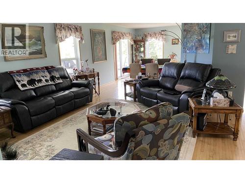 444 Cameron Road, Quesnel, BC - Indoor Photo Showing Living Room