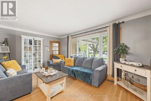 58 Centre Crescent N, London South (South D), ON - Indoor Photo Showing Living Room