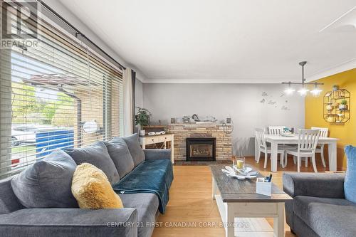 58 Centre Crescent N, London South (South D), ON - Indoor Photo Showing Living Room With Fireplace