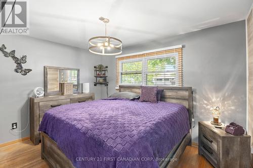 58 Centre Crescent N, London South (South D), ON - Indoor Photo Showing Bedroom