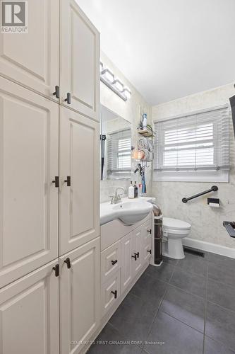 58 Centre Crescent N, London South (South D), ON - Indoor Photo Showing Bathroom