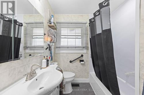 58 Centre Crescent N, London South (South D), ON - Indoor Photo Showing Bathroom
