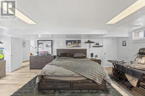 58 Centre Crescent N, London South (South D), ON - Indoor Photo Showing Bedroom