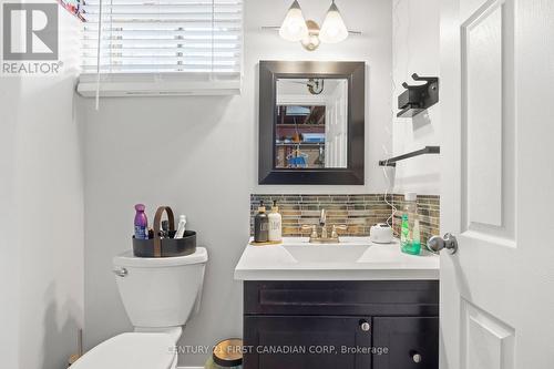 58 Centre Crescent N, London South (South D), ON - Indoor Photo Showing Bathroom