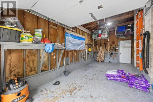 58 Centre Crescent N, London South (South D), ON - Indoor Photo Showing Garage
