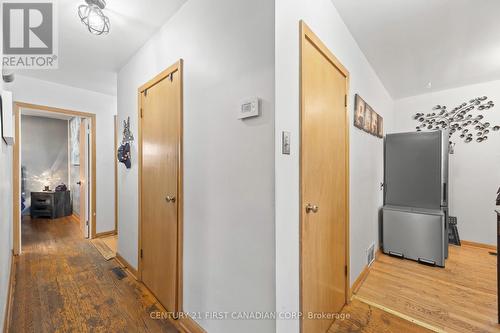 58 Centre Crescent N, London South (South D), ON - Indoor Photo Showing Other Room