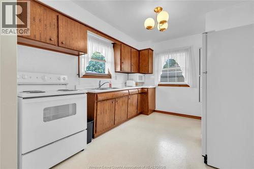 380 Partington, Windsor, ON - Indoor Photo Showing Kitchen