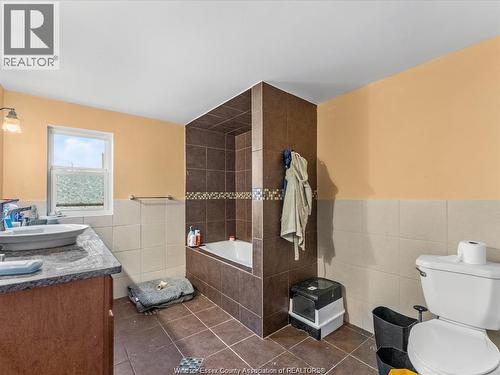 836 Elliott, Windsor, ON - Indoor Photo Showing Bathroom