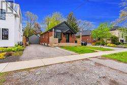 19 YORKVIEW DRIVE Toronto, ON M8Z 2G1