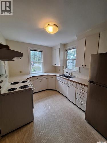 312 Mckinnon Avenue S, Saskatoon, SK - Indoor Photo Showing Kitchen With Double Sink