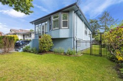 2065 Goldsmith St Oak Bay, BC V8R 1T5