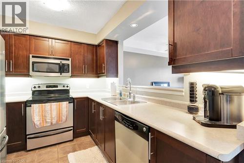935 Zeller Crescent, Kitchener, ON - Indoor Photo Showing Kitchen With Double Sink