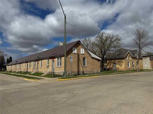 302 Queen Street W, Virden, MB - Outdoor