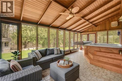 2092 Highway 6, Puslinch, ON - Indoor Photo Showing Living Room