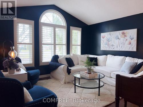 10 Endicott Drive, St. Catharines (Grapeview), ON - Indoor Photo Showing Living Room