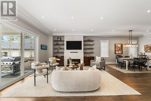 1343 Milton Avenue, Mississauga, ON - Indoor Photo Showing Living Room