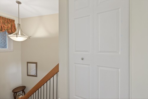 Escalier - 2-121 Av. Vanguard, Pointe-Claire, QC - Indoor Photo Showing Other Room