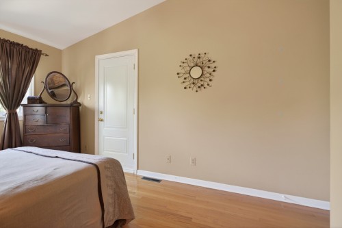 Chambre à coucher principale - 2-121 Av. Vanguard, Pointe-Claire, QC - Indoor Photo Showing Bedroom