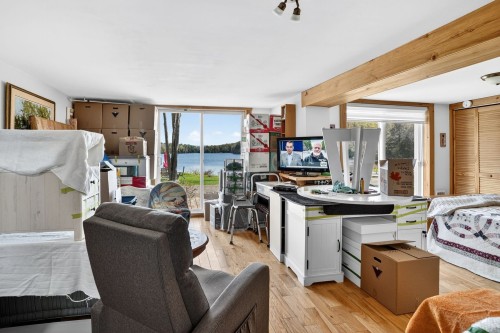 Salle familiale - 2-70 Ch. Des Pionniers, Gore, QC - Indoor