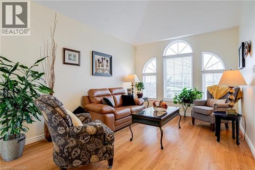 82 Vansickle Road, St. Catharines, ON - Indoor Photo Showing Living Room