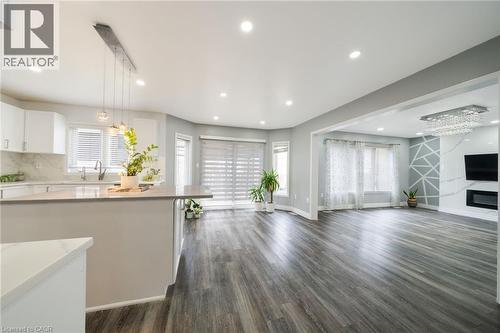 151 Baldwin Drive, Cambridge, ON - Indoor Photo Showing Kitchen With Upgraded Kitchen