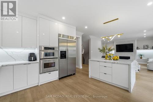 3259 Alpaca Avenue, Mississauga, ON - Indoor Photo Showing Kitchen