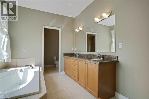 27 Glazebrook Crescent, Cambridge, ON - Indoor Photo Showing Bathroom