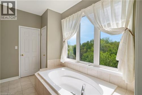 27 Glazebrook Crescent, Cambridge, ON - Indoor Photo Showing Bathroom