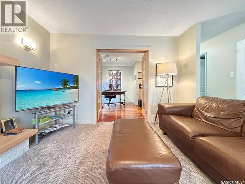 355 Ball Crescent, Saskatoon, SK - Indoor Photo Showing Living Room