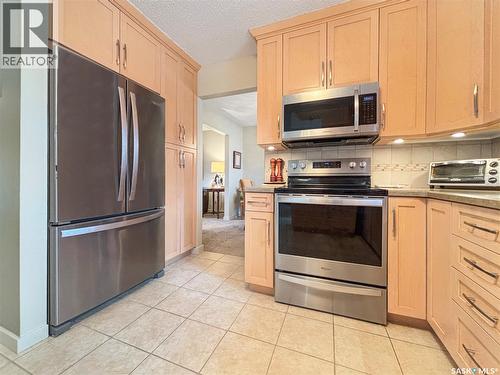 355 Ball Crescent, Saskatoon, SK - Indoor Photo Showing Kitchen