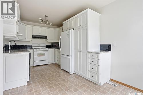 20 455 Pinehouse Drive, Saskatoon, SK - Indoor Photo Showing Kitchen