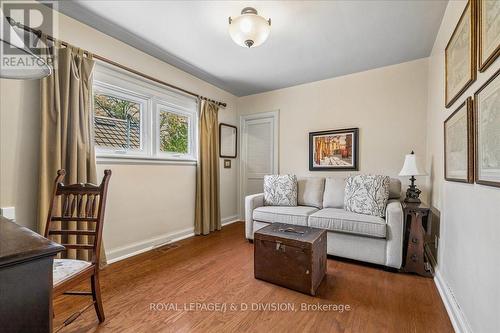 32 Miles Court, Hamilton, ON - Indoor Photo Showing Living Room
