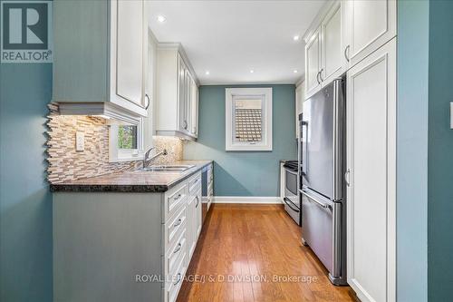 32 Miles Court, Hamilton, ON - Indoor Photo Showing Kitchen With Upgraded Kitchen