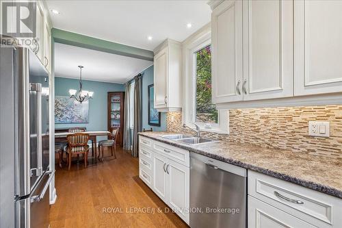 32 Miles Court, Hamilton, ON - Indoor Photo Showing Kitchen With Double Sink With Upgraded Kitchen