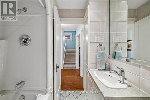 32 Miles Court, Hamilton, ON - Indoor Photo Showing Bathroom