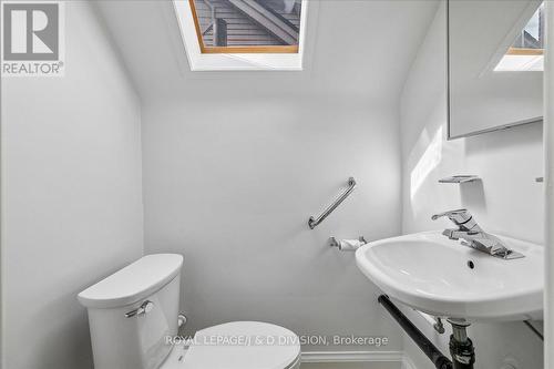 32 Miles Court, Hamilton, ON - Indoor Photo Showing Bathroom
