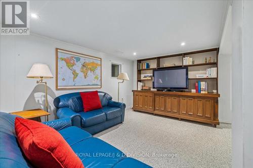 32 Miles Court, Hamilton, ON - Indoor Photo Showing Living Room