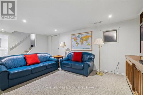 32 Miles Court, Hamilton, ON - Indoor Photo Showing Living Room