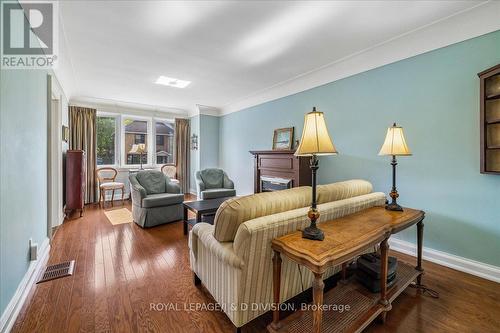 32 Miles Court, Hamilton, ON - Indoor Photo Showing Living Room