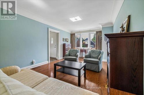 32 Miles Court, Hamilton, ON - Indoor Photo Showing Living Room