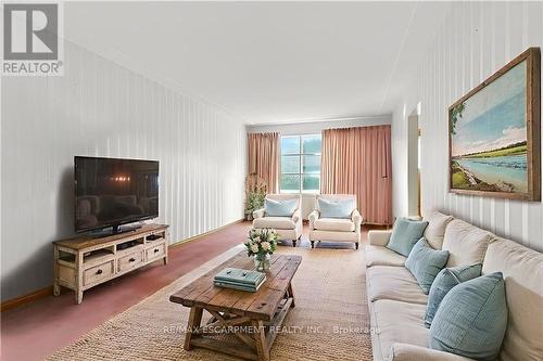 18 Jasper Drive, Hamilton, ON - Indoor Photo Showing Living Room