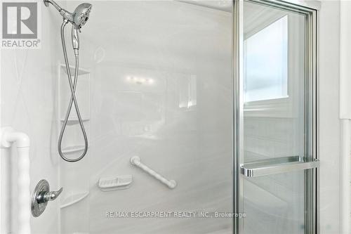 18 Jasper Drive, Hamilton, ON - Indoor Photo Showing Bathroom