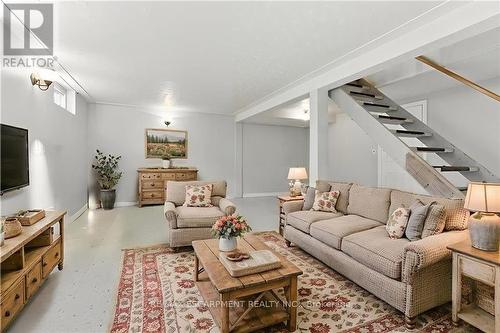 18 Jasper Drive, Hamilton, ON - Indoor Photo Showing Living Room