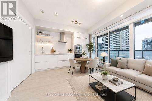 2211 - 2221 YONGE STREET  Toronto, ON M4S 0B8