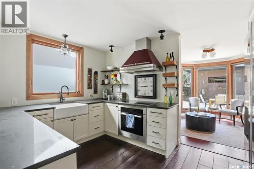 208 Saskatchewan Crescent W, Saskatoon, SK - Indoor Photo Showing Kitchen