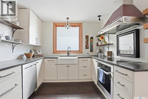 208 Saskatchewan Crescent W, Saskatoon, SK - Indoor Photo Showing Kitchen