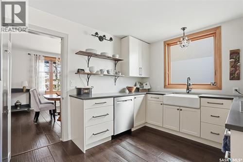 208 Saskatchewan Crescent W, Saskatoon, SK - Indoor Photo Showing Kitchen