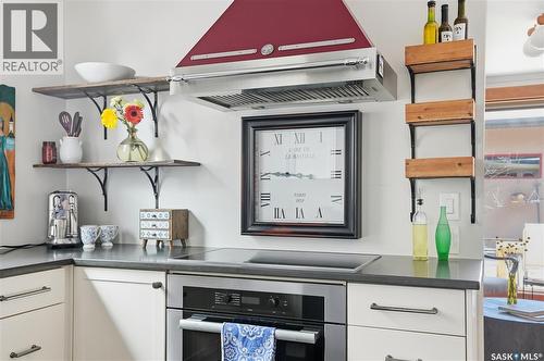 208 Saskatchewan Crescent W, Saskatoon, SK - Indoor Photo Showing Kitchen