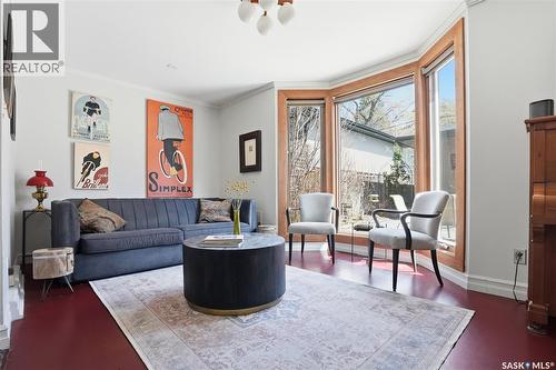 208 Saskatchewan Crescent W, Saskatoon, SK - Indoor Photo Showing Living Room