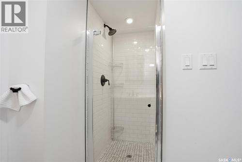 208 Saskatchewan Crescent W, Saskatoon, SK - Indoor Photo Showing Bathroom